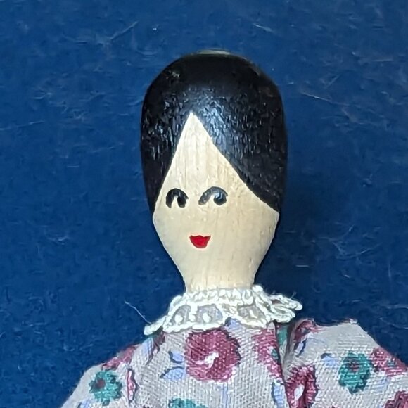 Vintage Folk Art Wooden Doll Articulated Rubber Band Apron Bloomers Rustic - Picture 2 of 9